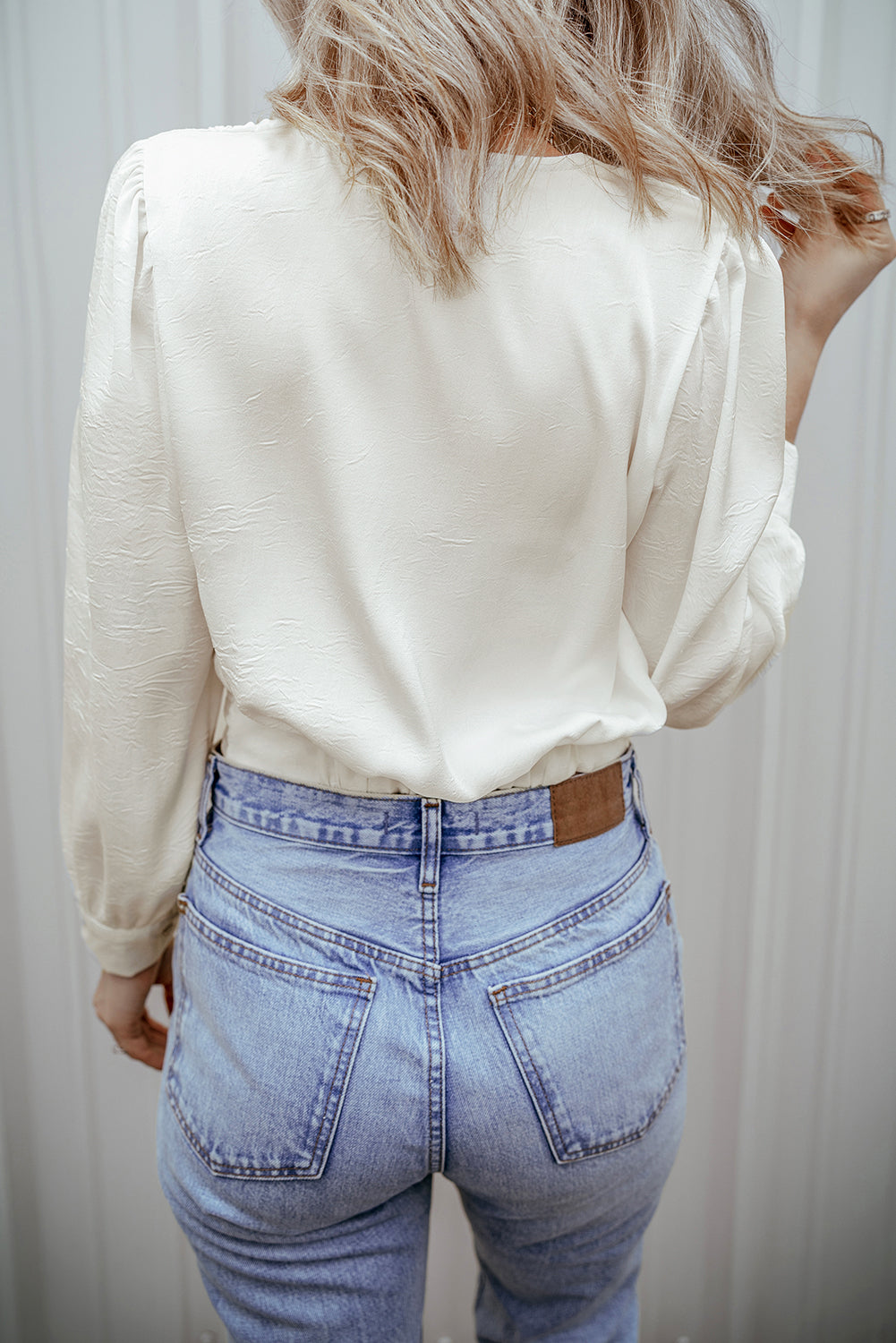 Maya's White Twisted Elastic Hem V Neck Crop Blouse